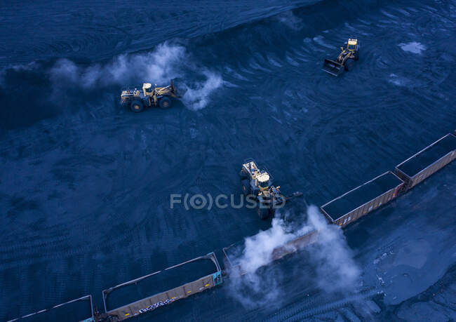 Luftaufnahme über Raffinerie in der Dämmerung — Stockfoto