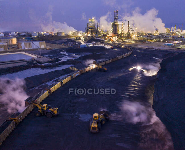Luftaufnahme über Raffinerie in der Dämmerung — Stockfoto