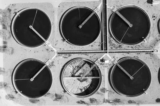 Wasseraufbereitungsbehälter in Schwarz und Weiß aus der Luft — Stockfoto
