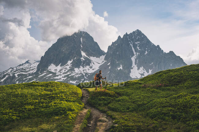 Randonnée des jeunes hommes dans les Alpes françaises entre la France et la Suisse — Photo de stock