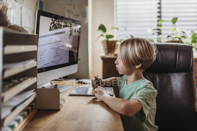 Side view of school aged boy learning from teacher conducting cl — Stock Photo