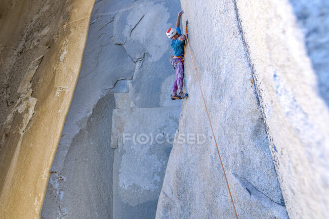 Escalador sube a la roca en las montañas - foto de stock