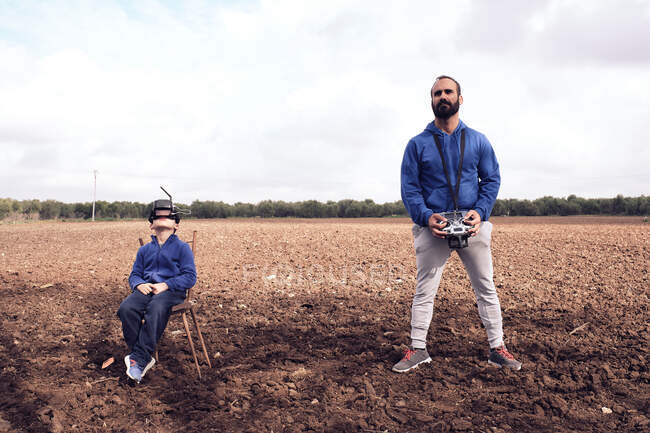 Ragazzo e suo padre lanciano drone in primavera — Foto stock
