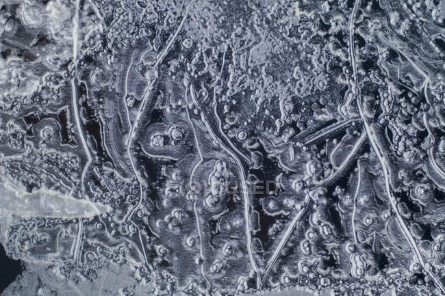 Modèle dans un lac gelé vu d'un drone — Photo de stock