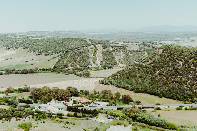 Зеленые холмы в сельской местности на юге Испании — стоковое фото