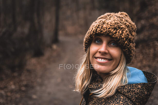 Дівчина з вовною в лісі — стокове фото