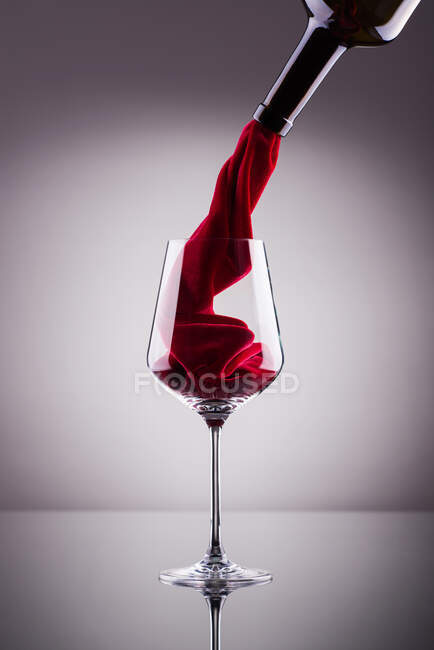 Versare il velluto in un bicchiere, primo piano — Foto stock