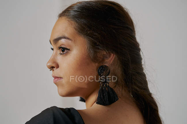 Junge Frau tanzt Flamenco im Studio — Stockfoto