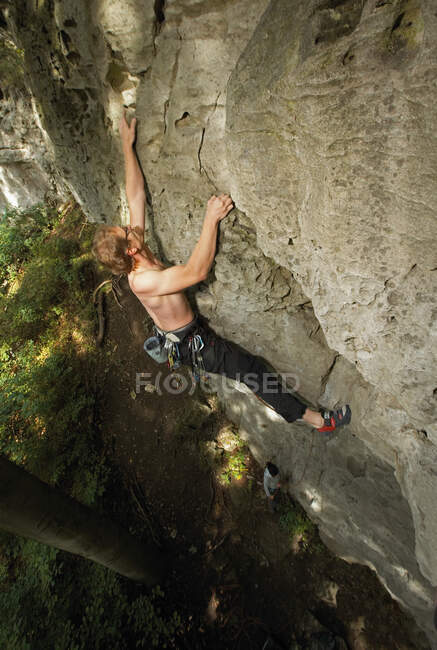 Jovem escalando penhasco calcário no norte da Alemanha — Fotografia de Stock
