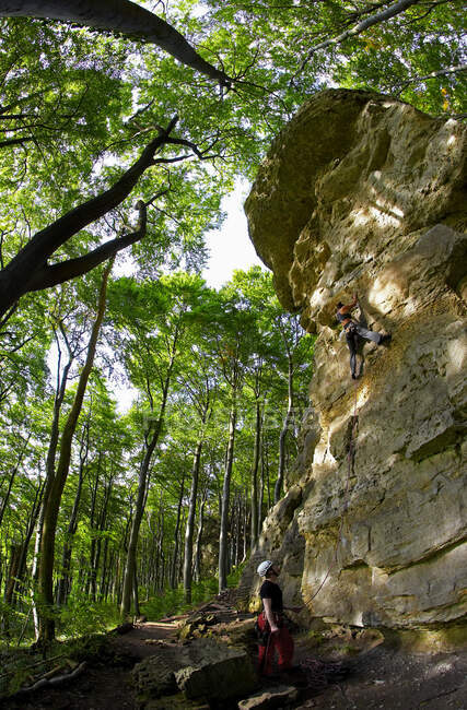 Donna matura arrampicata roccia calcarea nel nord della Germania — Foto stock