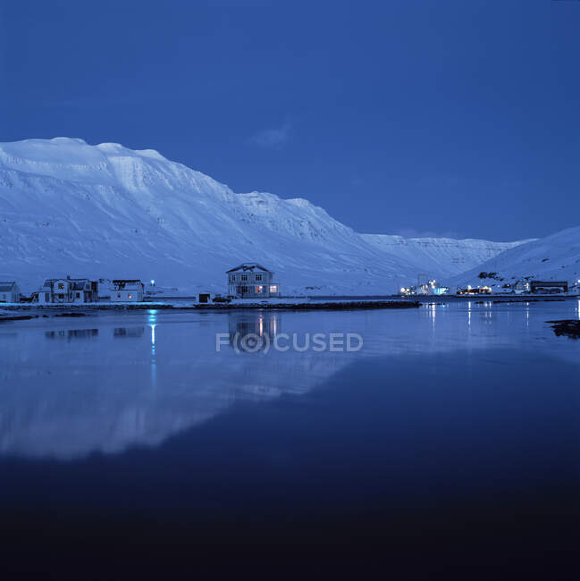 Красивый зимний пейзаж. природа, скандинавия, путешествия — стоковое фото