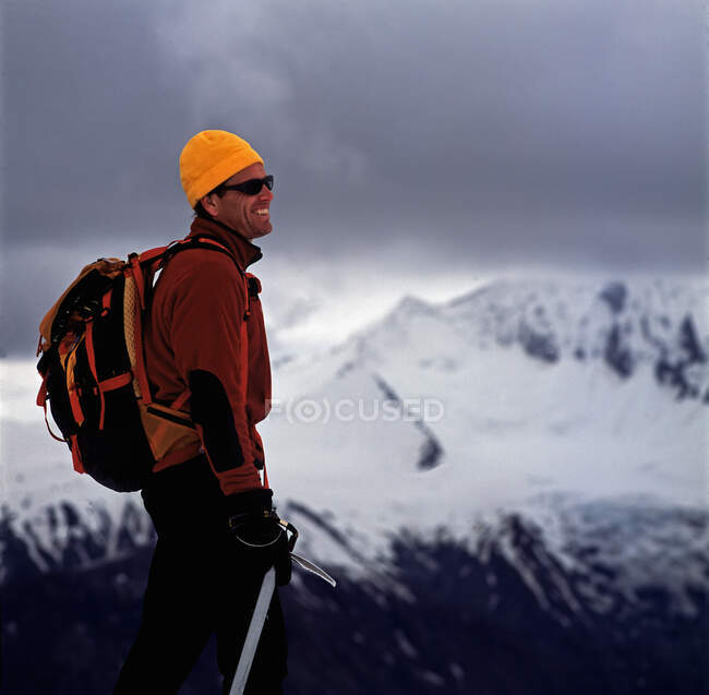 Uomo godendo la vista sulla cima del ghiacciaio Vatnajokull in Islanda — Foto stock