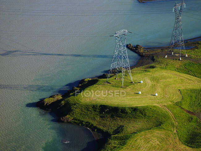 Imagem aérea de postes de alta tensão em um rio geleira na Islândia — Fotografia de Stock