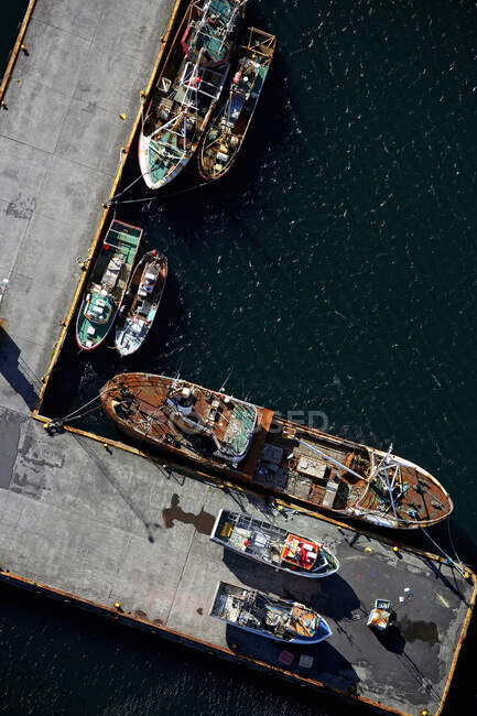 Prise de vue aérienne de bateaux de pêche amarrés sur une jetée dans le port de Keflavik — Photo de stock