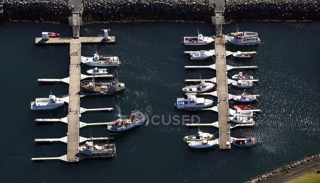 Tiro aéreo de pequeños barcos de pesca en el puerto de Keflavik - foto de stock