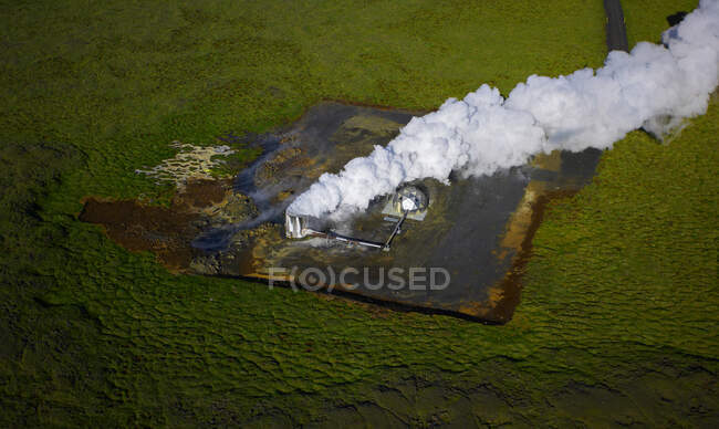 Foto aerea di una stazione di pompaggio in una centrale geotermica in Islanda — Foto stock