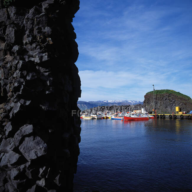 Piccole imbarcazioni da pesca attraccate al molo di Arnastapi / Islanda — Foto stock
