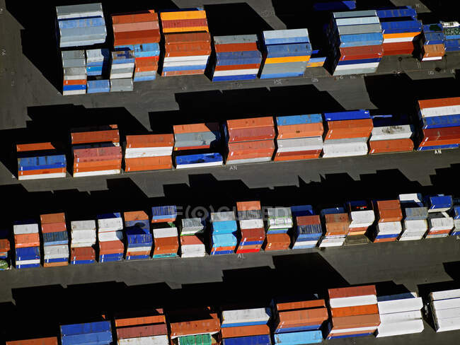 Immagini aeree di container impilati al porto di Reykjavik — Foto stock