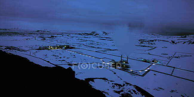 Planta de energía geotérmica en Nesjavellir, Islandia al atardecer - foto de stock