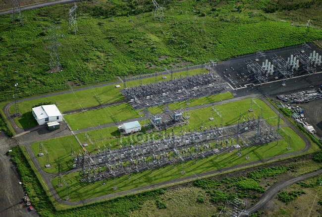 Toma aérea de la estación de transformación de energía eléctrica en Islandia - foto de stock