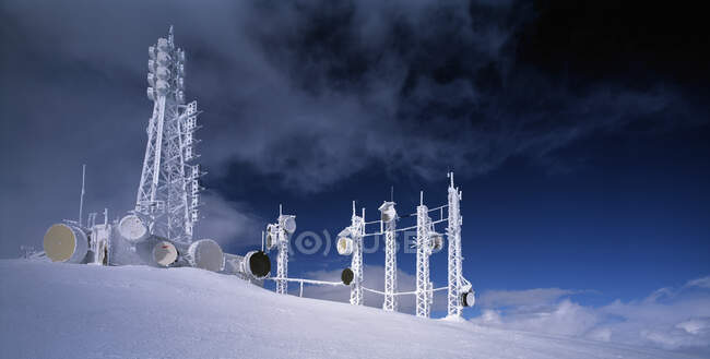 Радіо- і телекомунікаційні літаки на вершині гори Скалафелл. — стокове фото