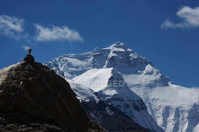 Северная сторона горы Эверест, видимая из монастыря Ронгбук — стоковое фото