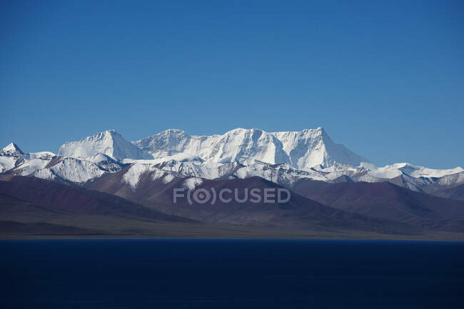 Cime alte 7000 m sul lago Namtso in Tibet — Foto stock