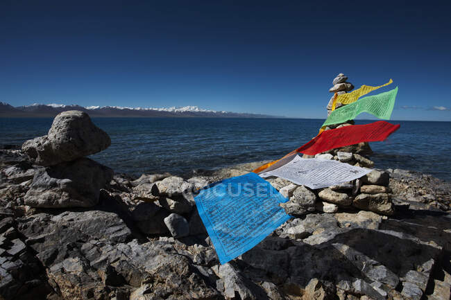 Bandiere di preghiera sul lago Namtso in Tibet — Foto stock