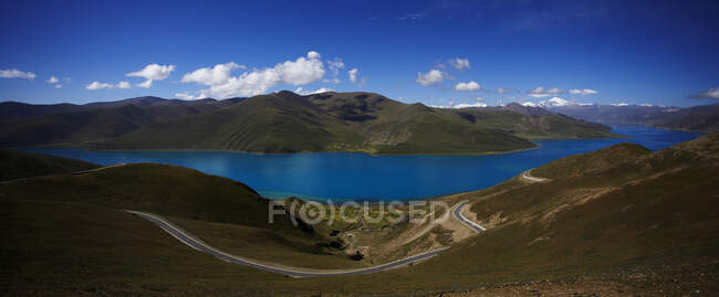 Vista panorámica del lago Yamdrok en el Tíbet - foto de stock
