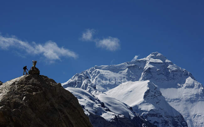 Северная сторона Эвереста видна с тибетской стороны — стоковое фото