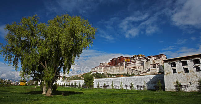 Дворец Потала в Лхасе / Тибет — стоковое фото