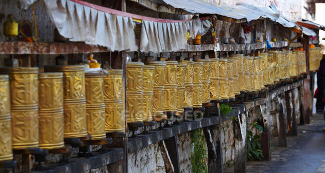 Молитвенные колеса вокруг дворца Потала в Лхасе / Тибет — стоковое фото