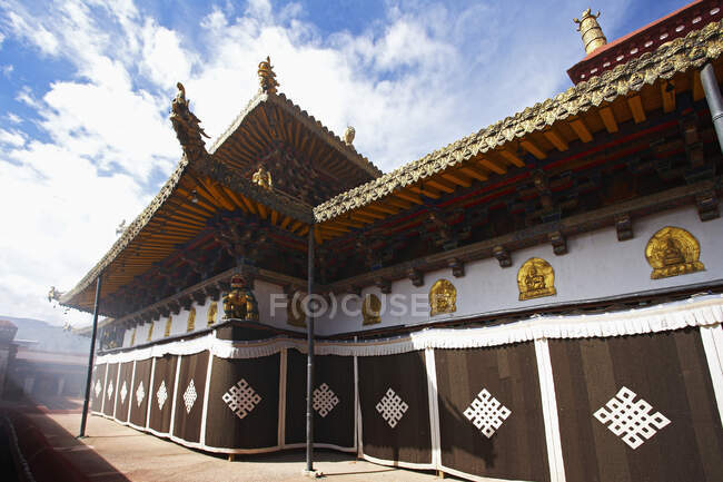 Dentro del patio del templo de Jokhang en Lhasa - foto de stock