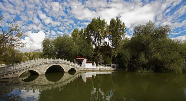 Puente peatonal detrás del palacio de Potala en Lhasa - foto de stock