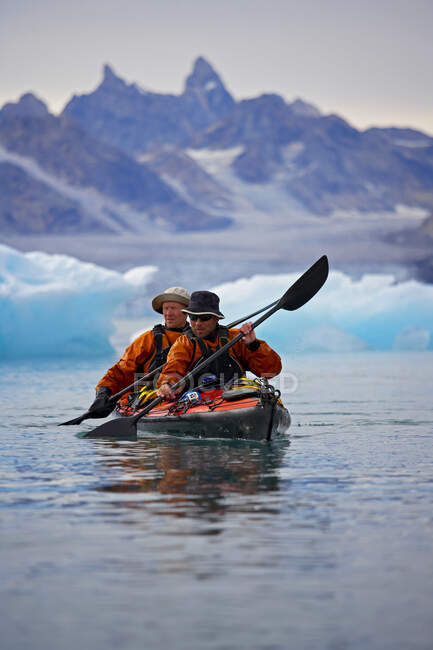 2 hommes voyageant en kayak de mer dans les fjords de l'est du Groenland — Photo de stock