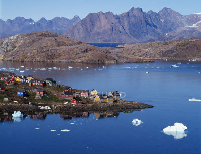 The arctic village of Kulusuk on a calm summer day — Stock Photo
