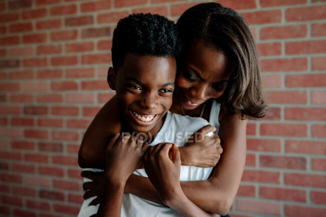 Bella giovane madre afro-americana e suo figlio — Foto stock