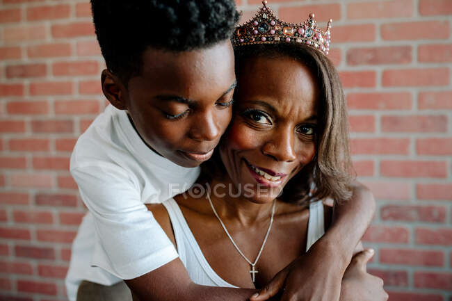 Bela jovem afro-americana mãe e seu filho — Fotografia de Stock
