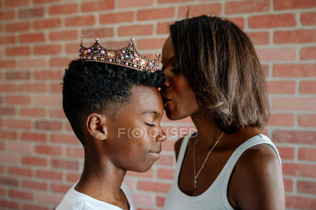 Schöne junge afrikanisch-amerikanische Mutter und ihr Sohn — Stockfoto
