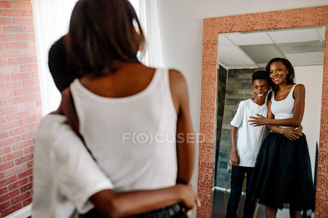 Belle femme afro-américaine avec coiffure afro et son fils — Photo de stock