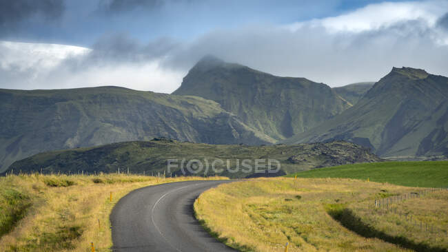 Strada che conduce verso le montagne, Islanda meridionale, Islanda — Foto stock