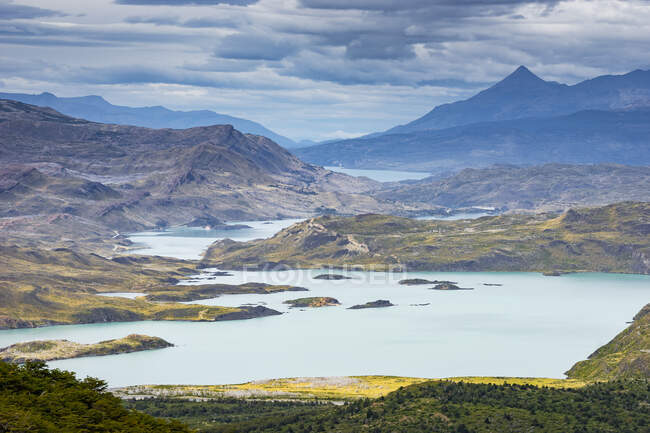 Vista sul Lago Nordenskjold e Pehoe e paesaggio montagnoso del Parco Nazionale Torres del Paine visto dal punto di vista della Valle Frances, Parco Nazionale Torres del Paine, Cile — Foto stock