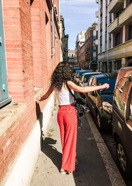 Frau tanzt auf der Straße — Stockfoto