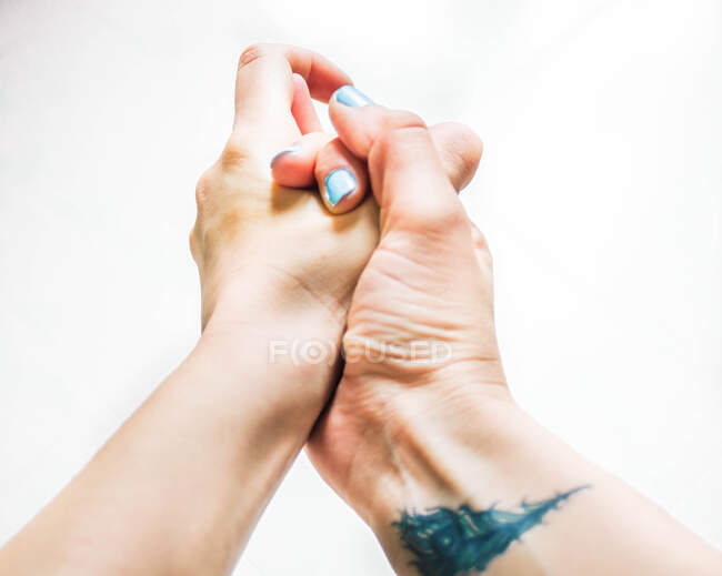 Mains féminines appliquer gel désinfectant pour les mains et les nettoyer — Photo de stock