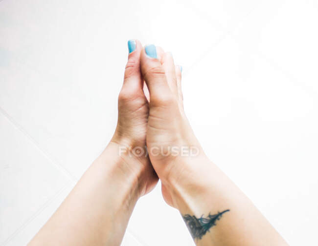 Female hands applying hand sanitizer gel and cleaning them — Stock Photo