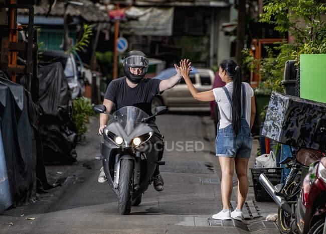 Motorradfahrer gibt Frau in Seitengasse eine 