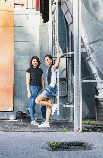 Two female friends in Bangkok — Stock Photo
