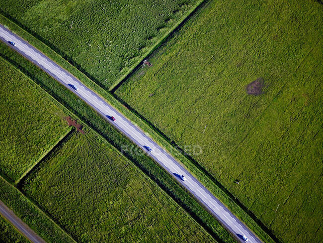 Vista aérea de la carretera en el campo, iceland - foto de stock