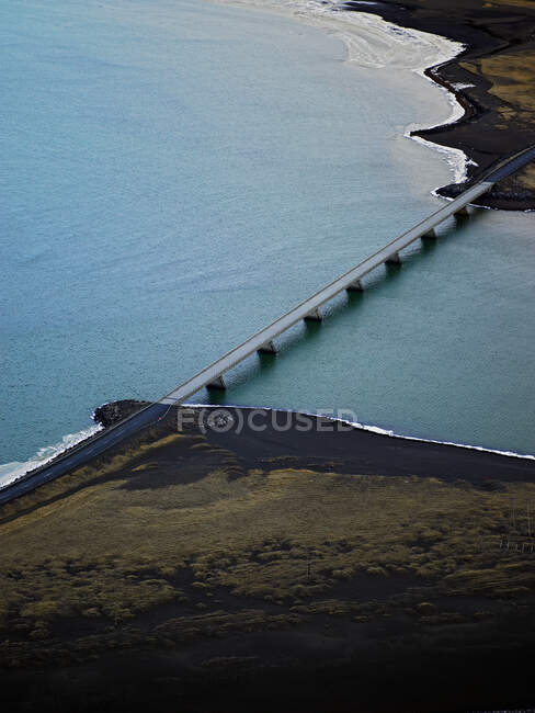 Vista de ángulo alto, puente moderno en iceland - foto de stock