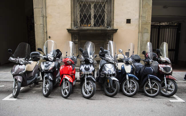 Мотоциклы припаркованы на улице — стоковое фото